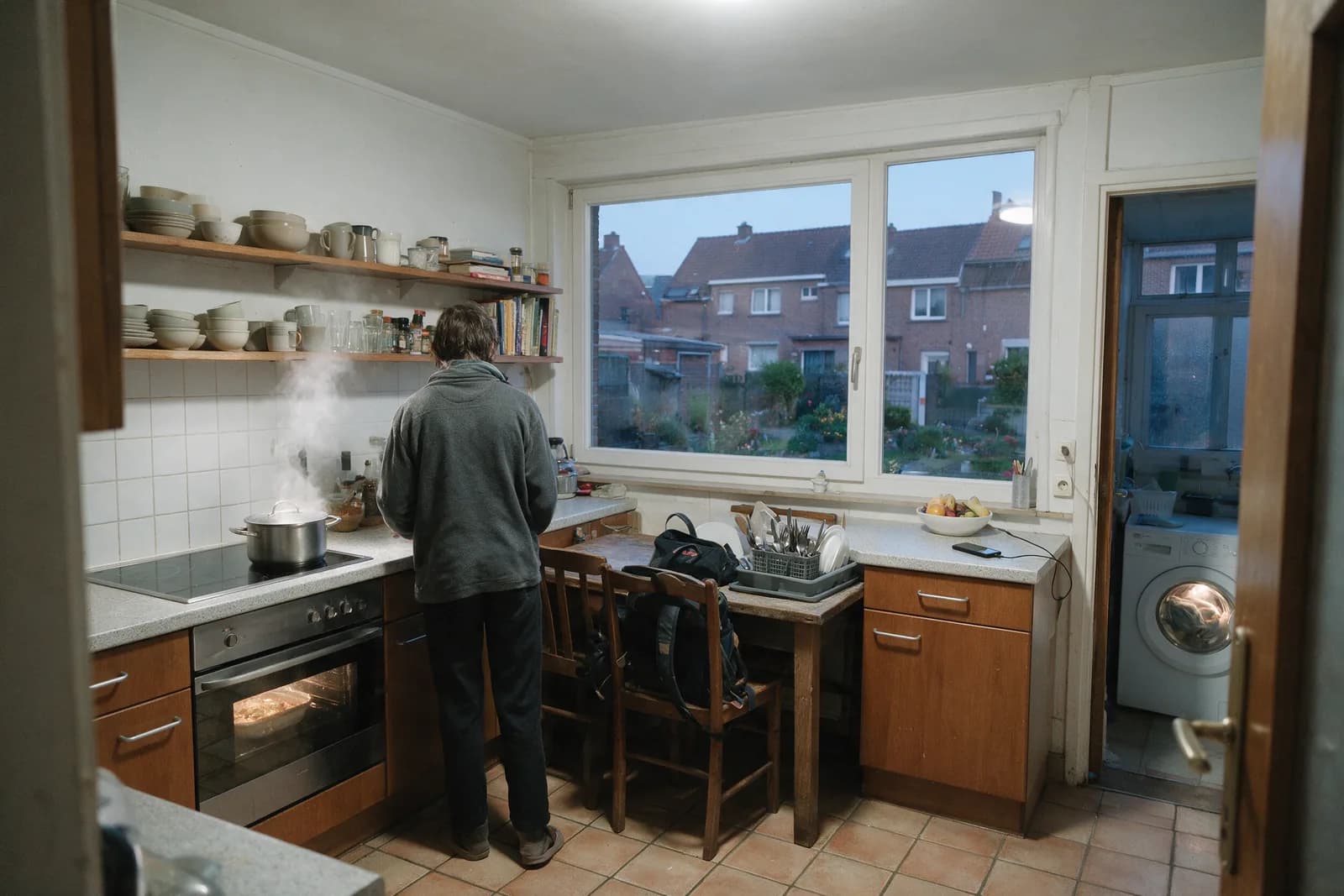 Avondpiek in een Vlaamse keuken: kookplaat, oven en wasmachine tegelijk aan