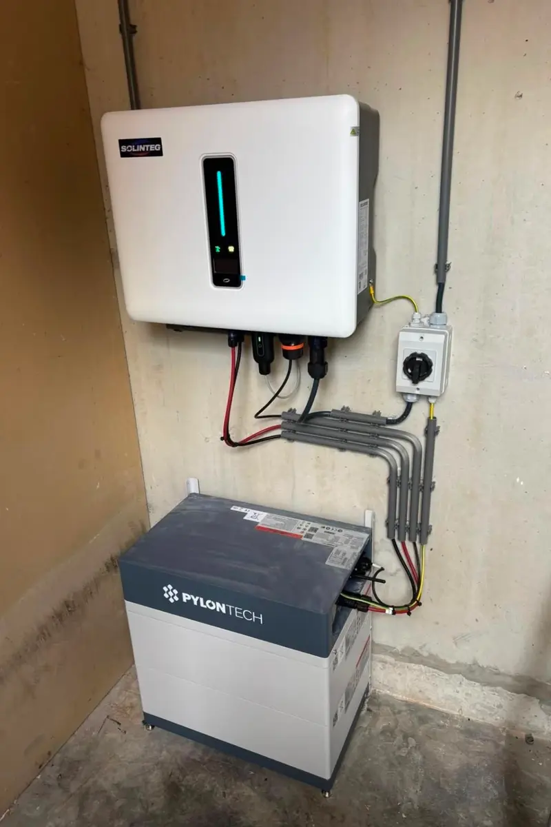 Geplaatste thuisbatterij met omvormer in een garage